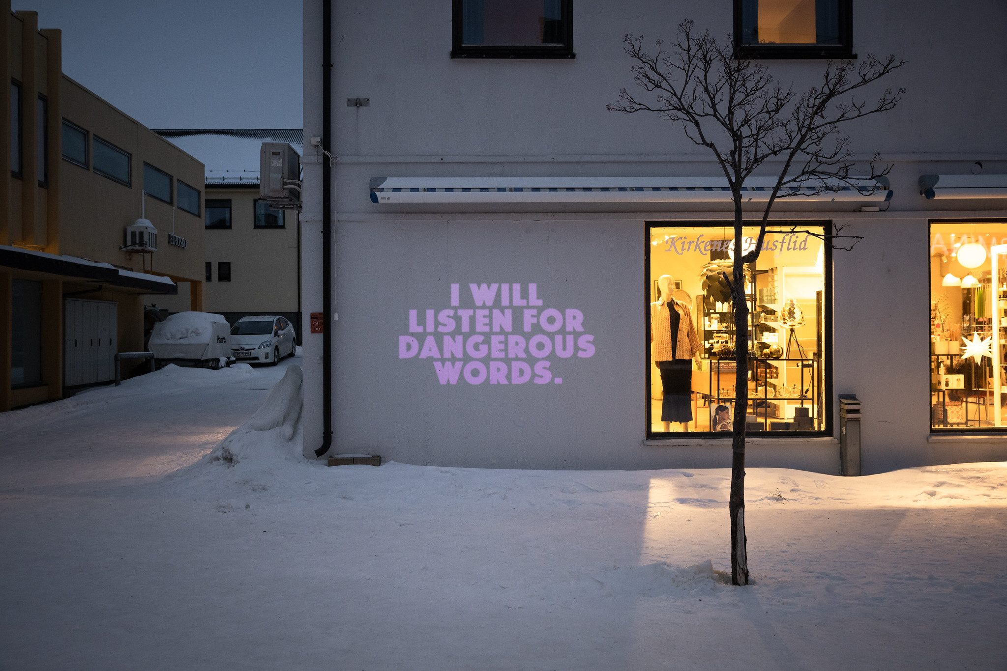 Siri Hermansen's work »I WILL« in the mainstreet of Kirkenes. © Nima Taheri