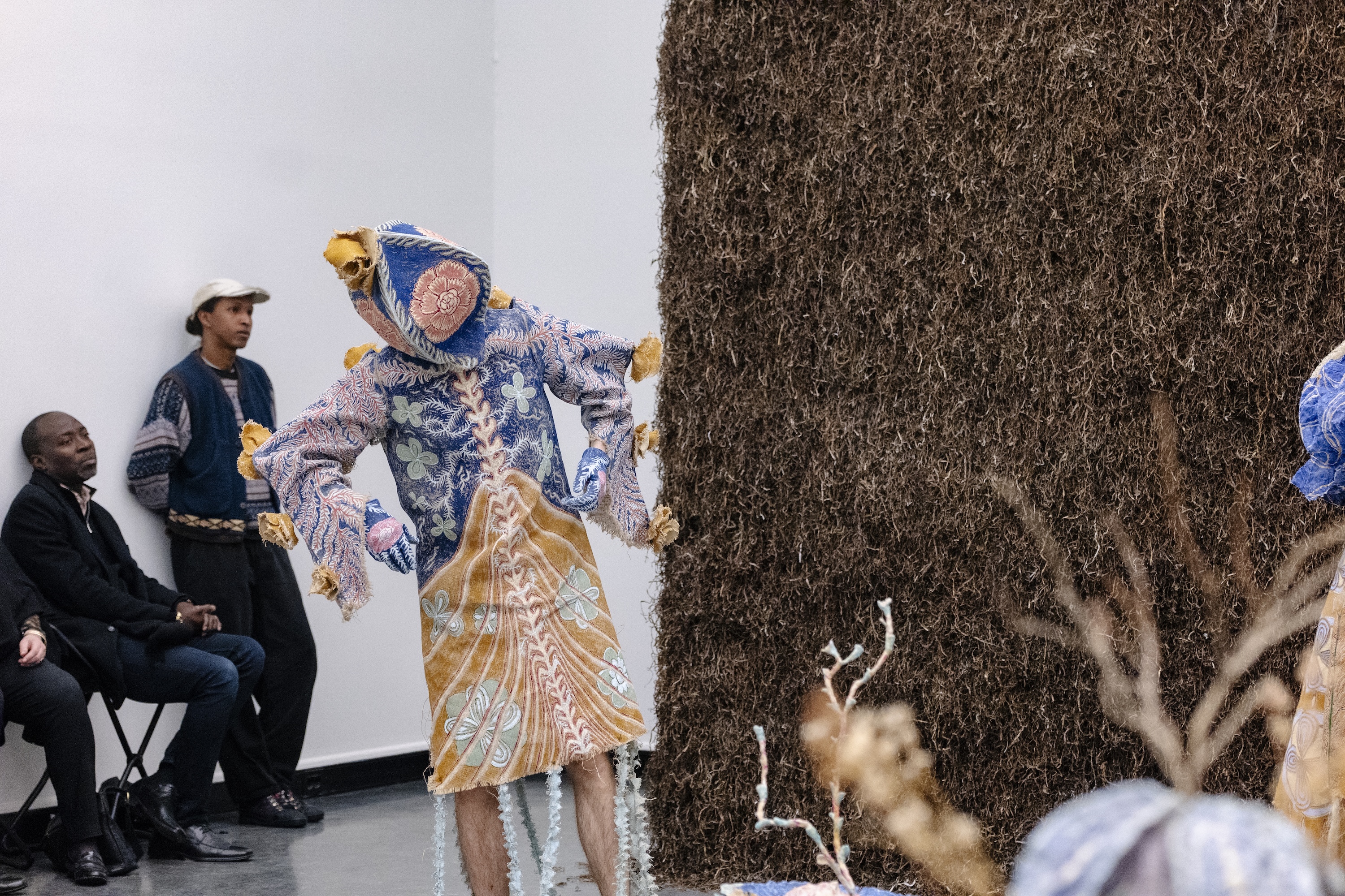 Den danske kunstner Cecilia Fionas performance i udstillingen Infinite Pollination. © Miriam Levi