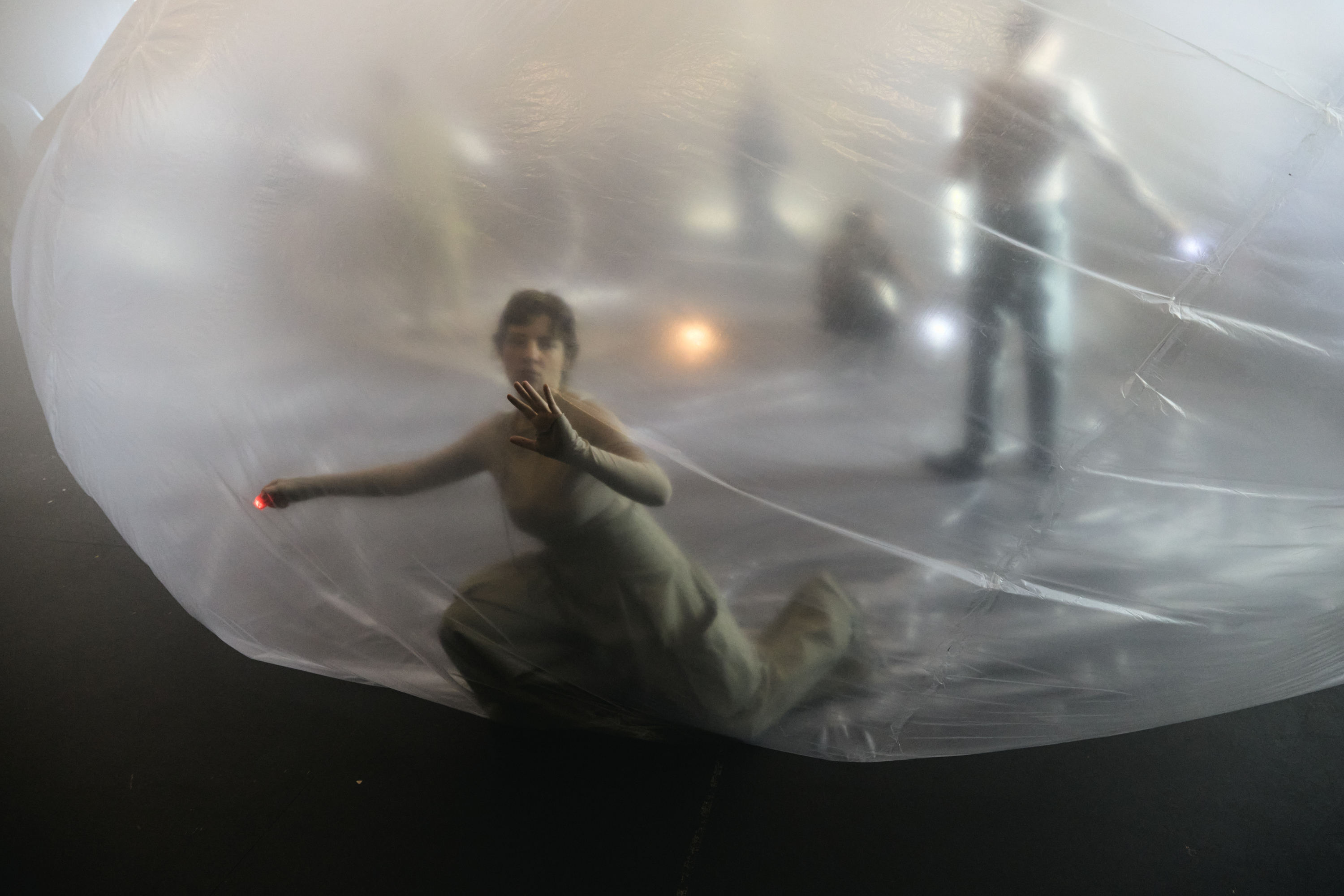 In »The Urban Tale of a Hippo« – created by composer Panayiotis Kokoras, choreographer Andrius Katinas, and scenographer Nanni Vapaavuori – the ensemble Synaesthesis led us into a dream world filled with light and smoke, inspired by Deleuze and Guattari’s thoughts on transformation and fluid states.© Fabian Schellhorn