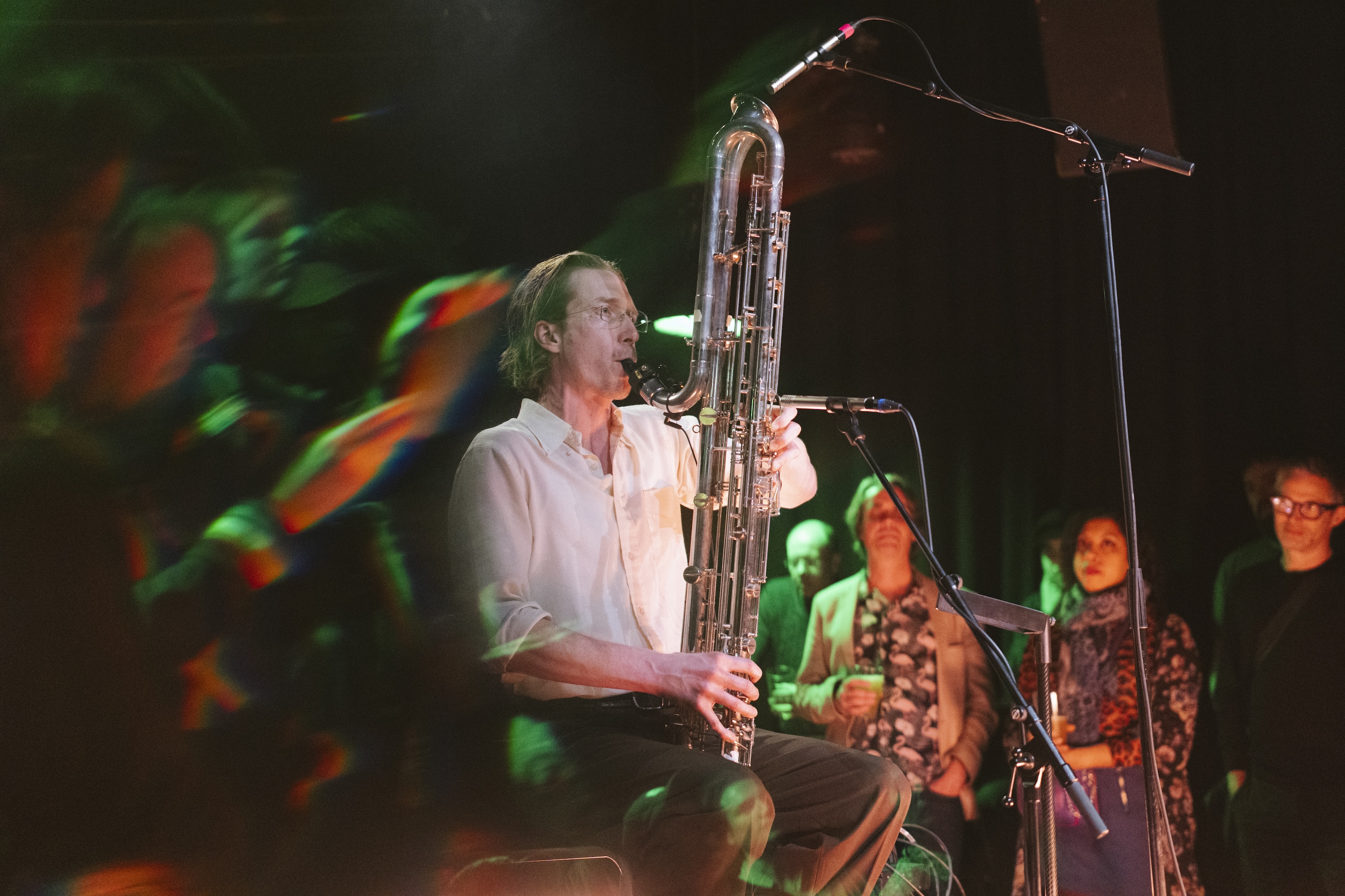 John McCowen under opførelsen af værket Roföldur, skabt i samarbejde med Bergrún Snæbjörnsdóttir. 