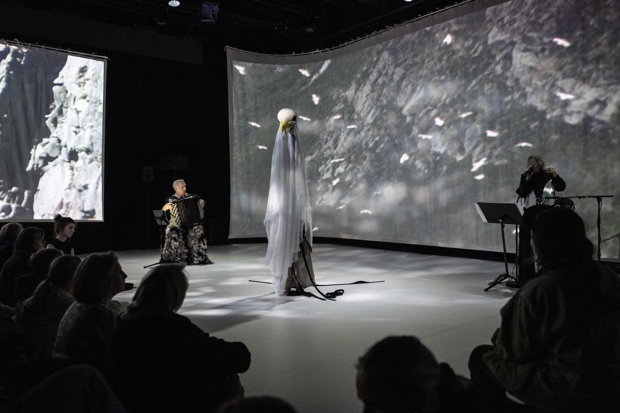 Åbningsforestillingen Vedøya – Laments to the birdmountain who lost their voice. © Thor Brødreskift