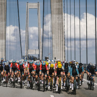 02/07/2022 - Tour de France 2022 - Etape 2- Roskilde / Nyborg (202,2km) - le peloton sur le pont Liaison du Grand Belt. © A.S.O./Pauline Ballet