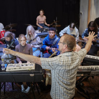 Det svenske Fire! Orchestra var på besøg i Aarhus, hvor de bl.a. lavede workshop med eleverne på Aarhus Friskole. © Kåre Viemose