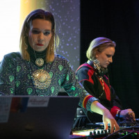 Det samiske kunstnerkollektiv Article 3 og dj’s Alice Jektevik og Petra Laiti med parolen »Urfolk har ret til selvbestemmelse på dansegulvet.«  © Nima Taheri