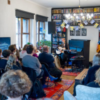 Kadri Voorand and Mihkel Mälgand during one of the concerts in private homes. © Siiri Männi