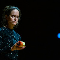 Cathy van Eck during her performance of the work »In Paradisum« at Stavanger Konserthus. © Carlos H. Juica