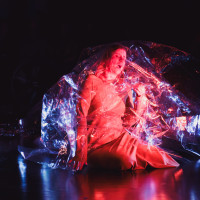 Cooler Stars glow red was a cross-disciplinary work created by composer Bára Gísladóttir, choreographer Margrét Bjarnadóttir, and Scenatet. © Spor Festival