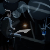 »Goldbergvariationerne« på teaterstedet Sort/Hvid i Kødbyen med Andreas Borregaard på akkordeon og med tilhørerne liggende på blå madrasser. © Klavs Kehlet