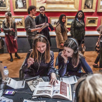 MOPS-gæster på Victoria & Albert Museum, London, under en fredags-event, februar 2019. © Hydar Dewachi.