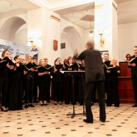 Szymon Bywalec dirigerer sangere fra Polish Radio Choir. © Katarzyna Kukiełka 