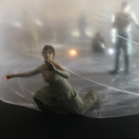 In »The Urban Tale of a Hippo« – created by composer Panayiotis Kokoras, choreographer Andrius Katinas, and scenographer Nanni Vapaavuori – the ensemble Synaesthesis led us into a dream world filled with light and smoke, inspired by Deleuze and Guattari’s thoughts on transformation and fluid states.© Fabian Schellhorn