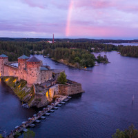 Olavinlinna Castle, the epicenter of the Savonlinna Opera Festival. It was here – in the middle of the endless Finnish nature – that in 1912, i.e. 111 years ago, the Finnish soprano Aino Ackté succeeded in performing opera for the first time.