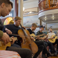 Tværs spiller på Elvis Presleys yndlingsrestaurant Charlie Vergos’ Rendezvous i Memphis. © Rune Mielonen Grassov