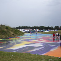 De kunstneriske ambitioner har aldrig været højere på Roskilde Festival. Her er det den tyske kunstner Katharina Grosses værk Destroy Me Once, Destroy Me Twice – et danseplatform i landskabet. © Nanna Ferslev Andersen