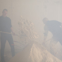 Claus Haxholm og Tobias Kirstein graver kalk. FOTO: Kristoffer Juel Poulsen