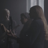 Astrid Sonne omgivet af Tobias Kropp og Marie Louise Buch. © Alice