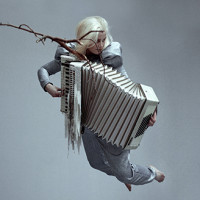 Wrånes svæver hen over jorden klædt ud som en harmonikaspillende (sølv)zombie med en engleblid stemme i performancen 'BOBO, This I cant Tell you,To Be Heard is to be seen'. Fredag åbner hun Wundergrund 2012. - Foto: Eirik Slyngstad, 2009