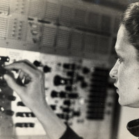 Éliane Radigue i sit studie i Paris omkring 1970. © Yves Arman Éliane Radigue. © Yves Arman