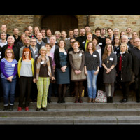 Hele netværket bag projektet New Music: New Audiences samlet ved projektets åbningskonference i Bruxelles sidste år. Nu tælles der ned til konference nummer to i Helsinki. - Foto: Sine Nielsen Hele netværket bag projektet New Music: New Audiences samlet ved projektets åbningskonference i Bruxelles sidste år. Nu tælles der ned til konference nummer to i Helsinki. - Foto: Sine Nielsen