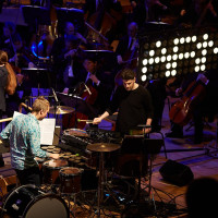 Neko3 i front for DR Symfoniorkestret ved Pulsars åbningskoncert. © Britt Lindemann Neko3 i front for DR Symfoniorkestret ved Pulsars åbningskoncert. © Britt Lindemann