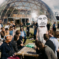 James Black during the performance of his piece »POSY (a pageant)« at Aarhus Harbour in 2021. © Tobias Nicolai