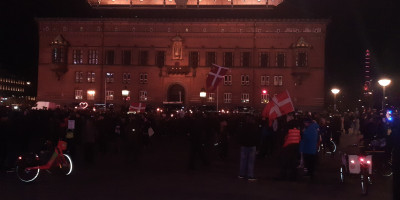 Demonstration organized by Men in Black at Copenhagen City Hall Square, March 2021. © FunkMonk / Wikimedia Commons (CC BY-SA 4.0).