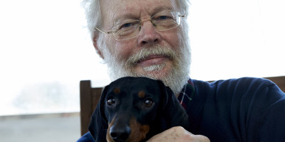 Poul Ruders med hund, 2014. © Lars Skaaning Poul Ruders med hund. © Lars Skaaning
