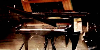 Stillbillede fra Simon Steen-Andersens ‘Piano Concerto’. Stillbillede fra Simon Steen-Andersens ‘Piano Concerto’.