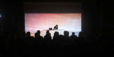 Klara Lewis på scenen under Click Festival