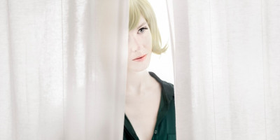»The Doll behind the Curtain«. © Mikal Schlosser »The Doll behind the Curtain«. © Mikal Schlosser