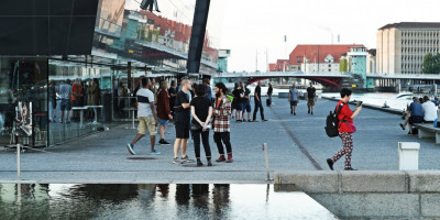 ‘What do you think?’ Lively chatter outside the Black Diamond. © Alexander Banck-Petersen © Alexander Banck-Petersen
