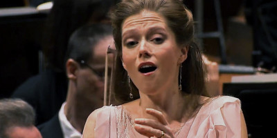 Barbara Hannigan under uropførelse af »Let Me Tell You«. © Berliner Filharmonikerne Skærmbillede af Barbara Hannigan fra Berliner Filharmonikernes uropførelse af »Let Me Tell You«. © Berliner Filharmonikerne
