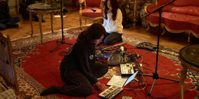 Performance med Xenia Xamanek og Varnrable på performancefestivalen Antechamber på Ledreborg Slot. © Brian Kure Xenia Xamanek og Varnrable på performancefestivalen Antechamber på Ledreborg Slot. © Brian Kure
