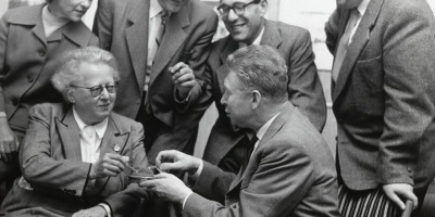 Pauline Hall (forrest) sammen med ledelsen i Ny Musikk, 1958. © Nasjonalbiblioteket Pauline Hall og ledelsen i Ny Musikk, 1958. © Nasjonalbiblioteket