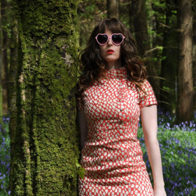 Jennifer Walshe i en skov i Knockvicar, Irland. © ‘Blackie Bouffant’ Jennifer Walshe i en skov i Knockvicar, Irland. © ‘Blackie Bouffant’