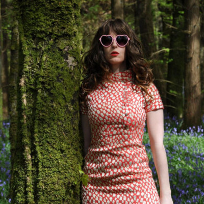 Jennifer Walshe i en skov i Knockvicar, Irland. © ‘Blackie Bouffant’