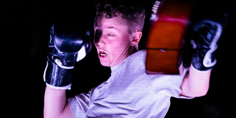 Maxe Lu Alicia bokser med en akustisk guitar. © Malthe Folke Ivarsson Maxe Lu Alicia. © Malthe Folke Ivarsson