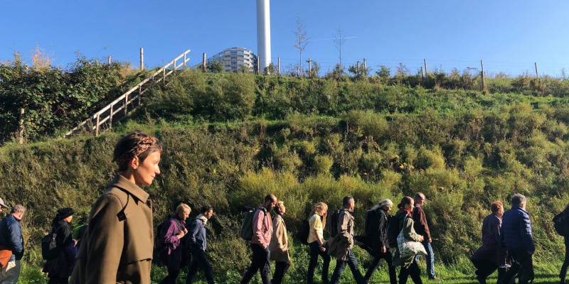 En gruppe økolyttere var med på Hildegard Westerkamps lydvandring på Holmen i København. © Jenny Gräf Sheppard © Jenny Gräf Sheppard