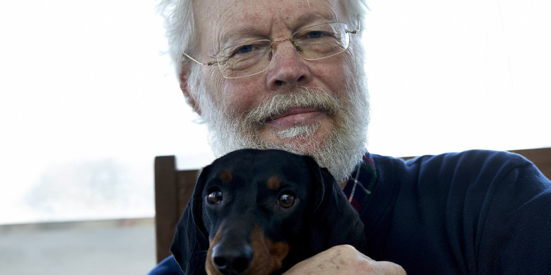 Poul Ruders med hund. © Lars Skaaning