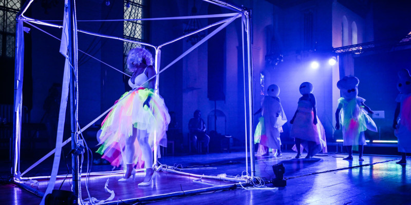 Alexandra Hallén og Krumbuktus opførte en række værker under overskriften »Alexandras Spectacle«. © Alexander Banck-Petersen Alexandra Hallén og Krumbuktus. © Alexander Banck-Petersen
