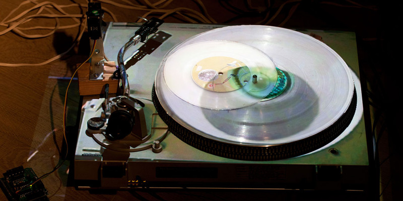 LP'er og hjemmebyggede pladespillere fungerer både som instrument og skulptur. Foto: Torben Eskerod