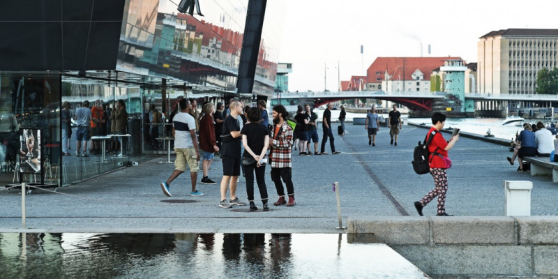 ‘What do you think?’ Lively chatter outside the Black Diamond. © Alexander Banck-Petersen © Alexander Banck-Petersen