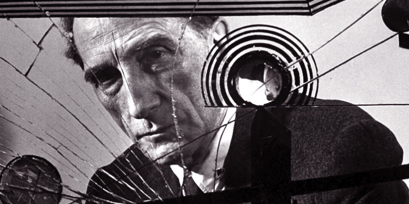 Marcel Duchamp bag ved sit værk kendt som 'Det store glas'.