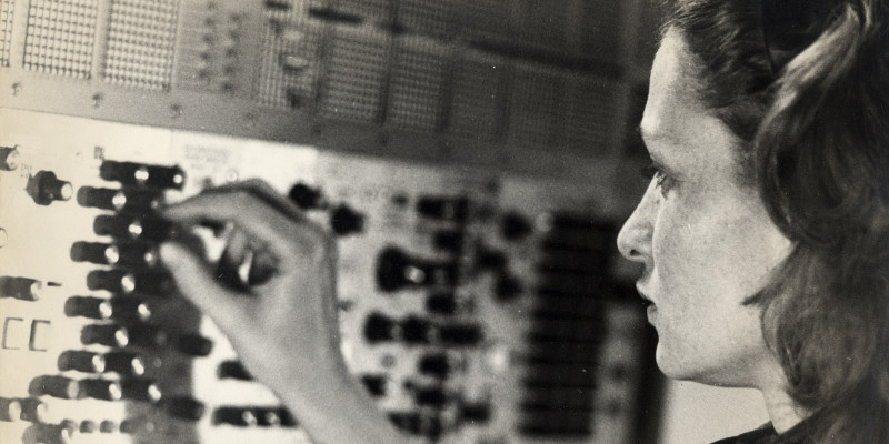 Éliane Radigue i sit studie i Paris omkring 1970. © Yves Arman Éliane Radigue. © Yves Arman