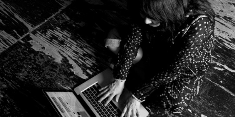 Ikue Mori ved laptoppen. © Scott Irvine Ikue Mori. © Scott Irvine