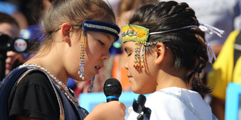 Young Inuit throat singers in Ottawa, Canada. © Art Babych/Shutterstock.com