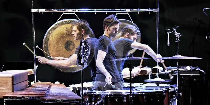 Percussionist Mathias Reumert, leder af EKKKOZONE ensemble opfører Stockhausen. Foto: Alexander Banck-Petersen / PR foto 