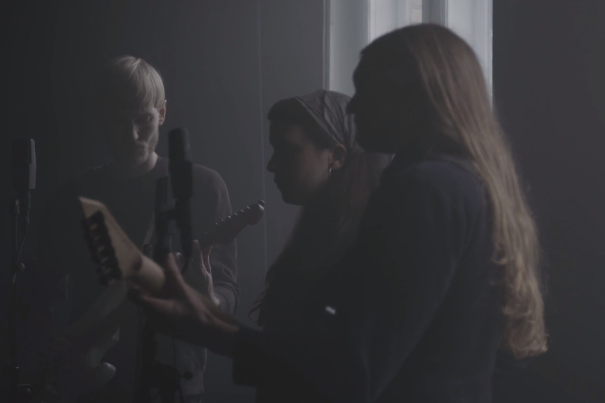 Astrid Sonne omgivet af Tobias Kropp og Marie Louise Buch. © Alice