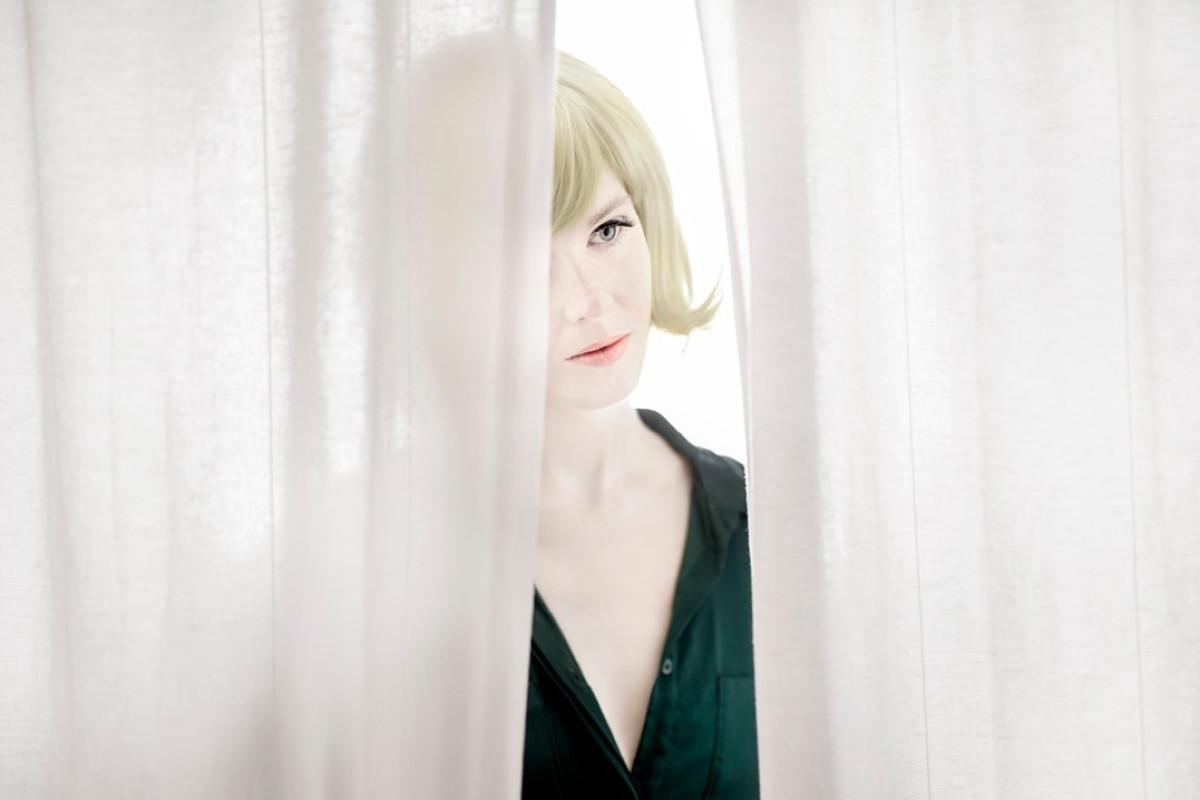 »The Doll behind the Curtain«. © Mikal Schlosser