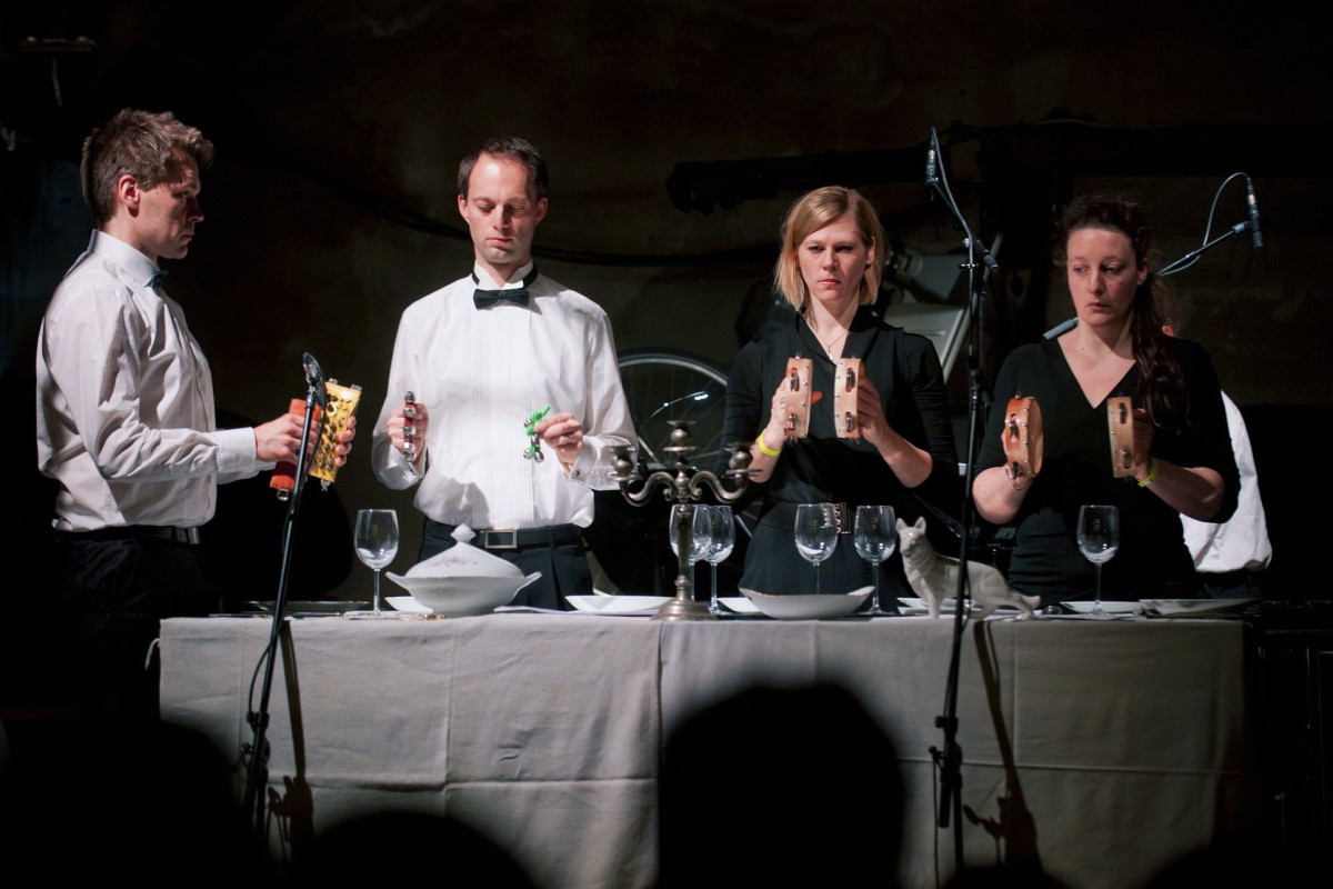 Scenatet opfører Angel View af Juliana Hodkinson. Foto: Kai Bienert 